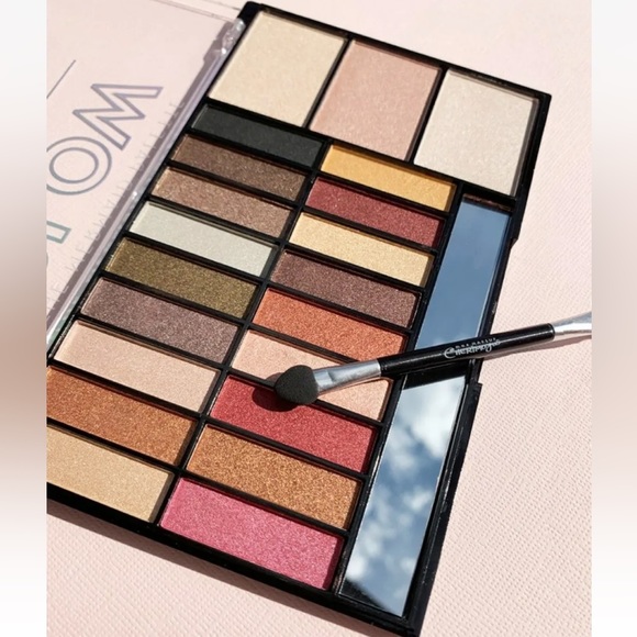 Cherimoya Mermaid Palette Glow and the Dark Max Makeup 18 Eye Shades/3 Highlight - Picture 2 of 8